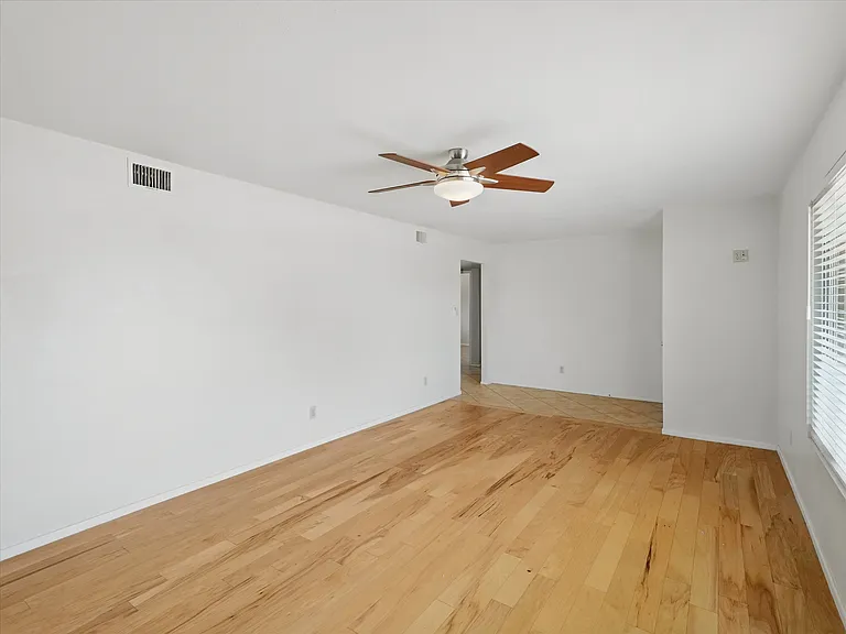 1306 W 12th St — Photo 12