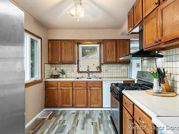5th image of 141 52nd St SE
