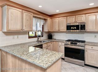 2 Apache Trl, Freehold, NJ 07728