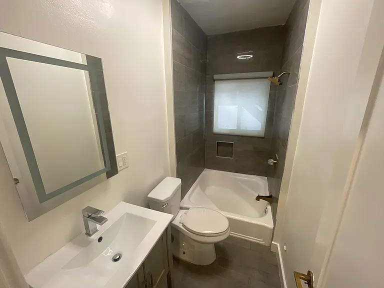 S Manhattan Pl — Photo 16
