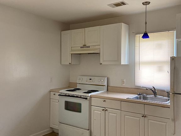 2nd image of 815 W 47th St
