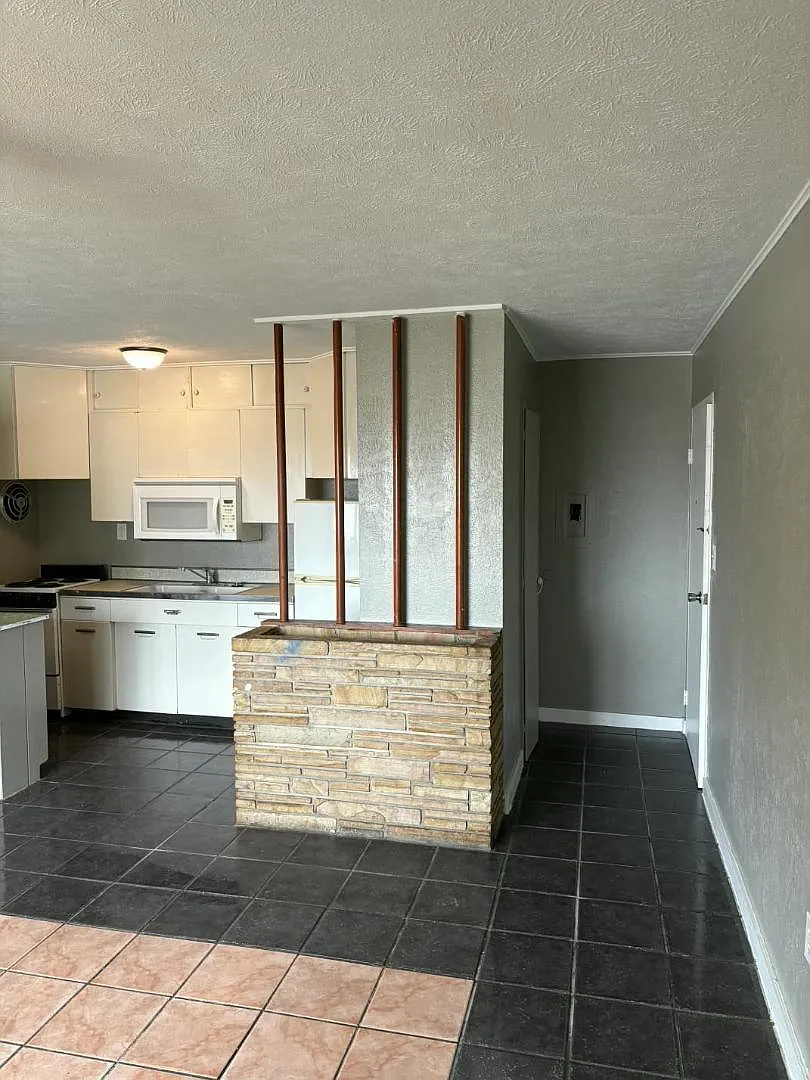Unit Photo - 107 E 9th St #8