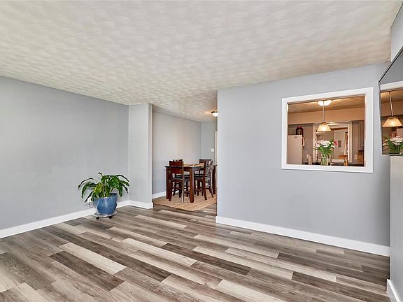 4th image of 1071 Meadowbrook Dr