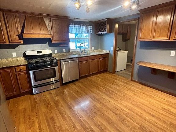 4th image of 612 Ash St