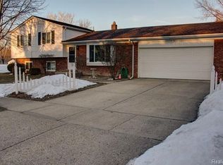 9096 Floral St, Livonia, MI 48150