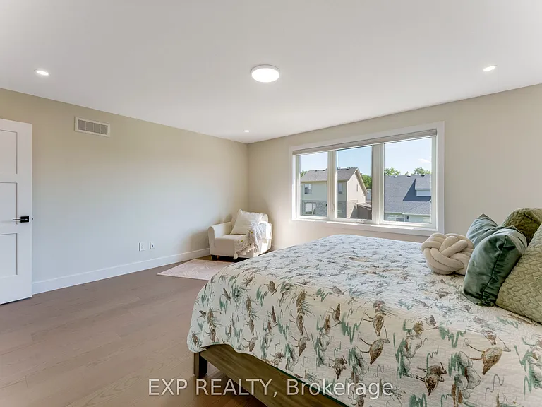 266 Hesselman Cres — Photo 37