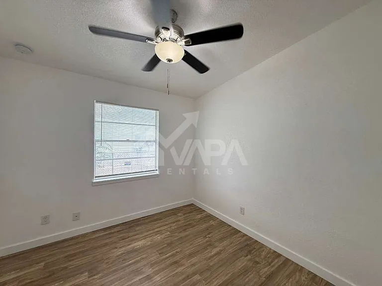 518 Jamaica Dr — Photo 14
