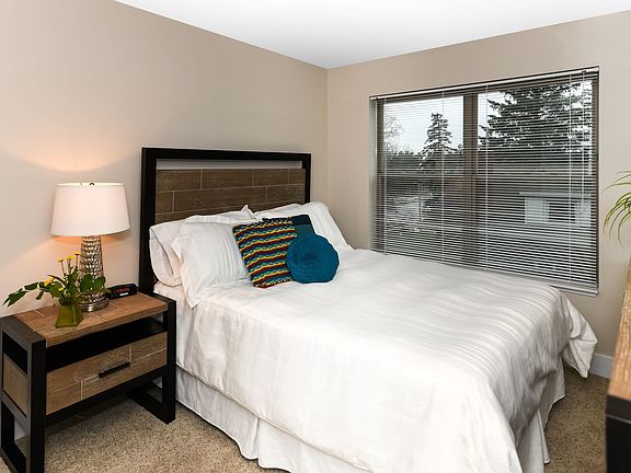 4th image of 304 W Grand River Ave APT 404