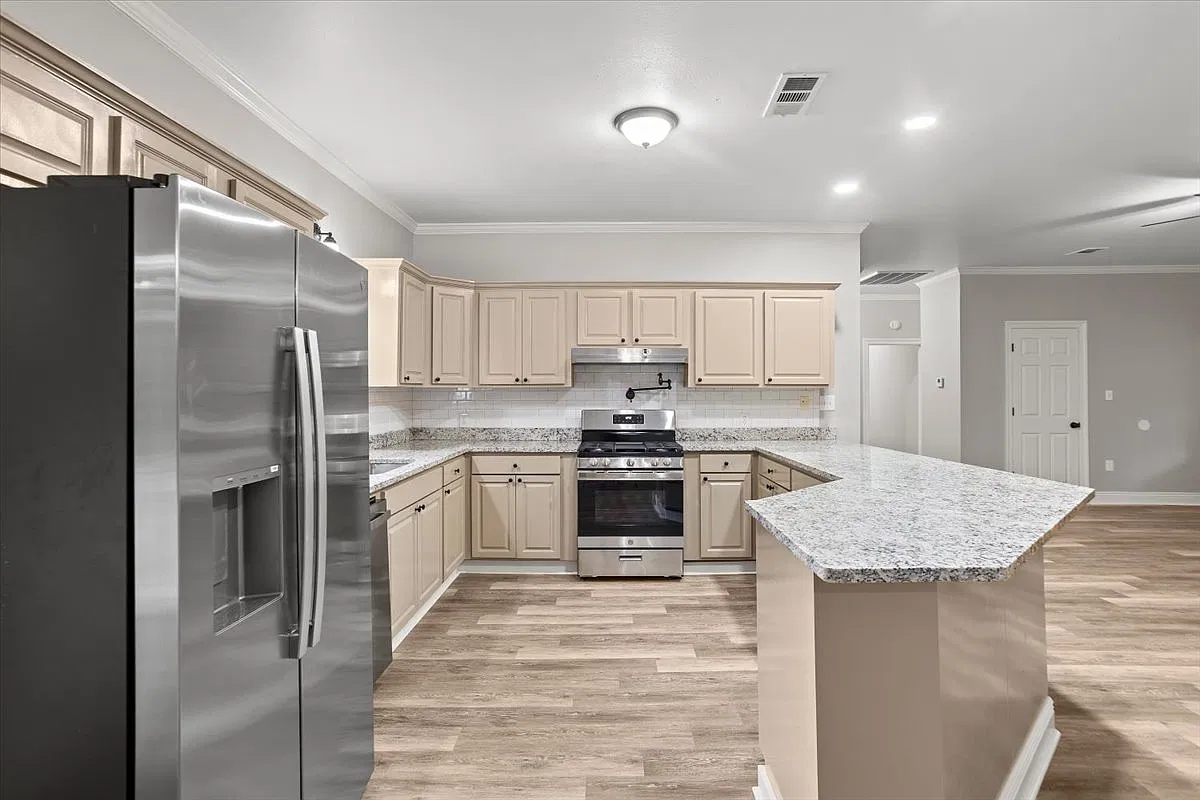 2 bed, 1800 sqft, $1,500 — Photo 3