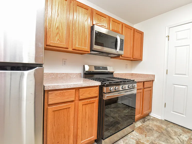 1132 Stafford St — Photo 9