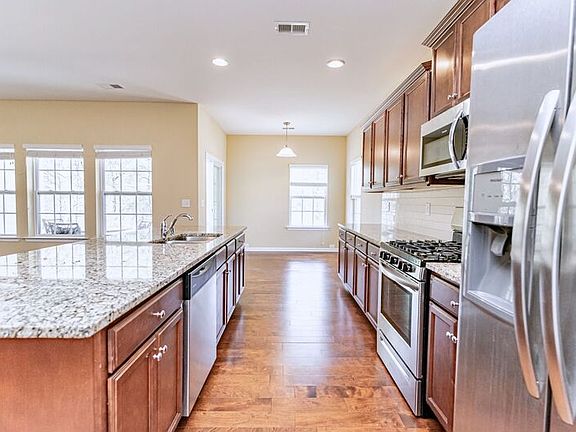 5th image of 132 Hartwood Lake Ln