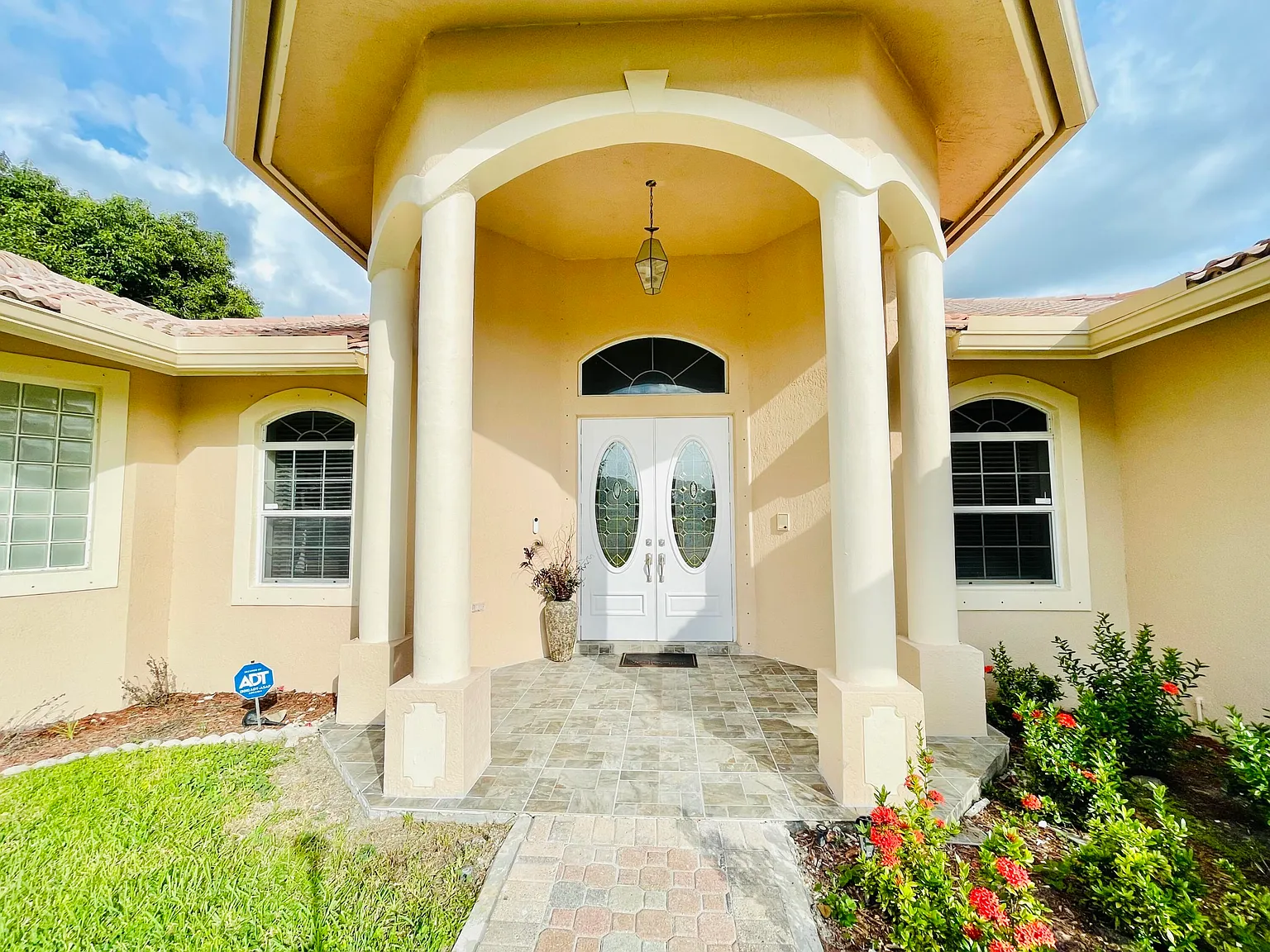 4 bed, 3.5 bath, 2699 sqft, $8,000 — Photo 2