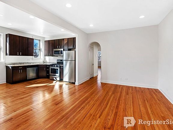 3rd image of 3411 W Balmoral Ave