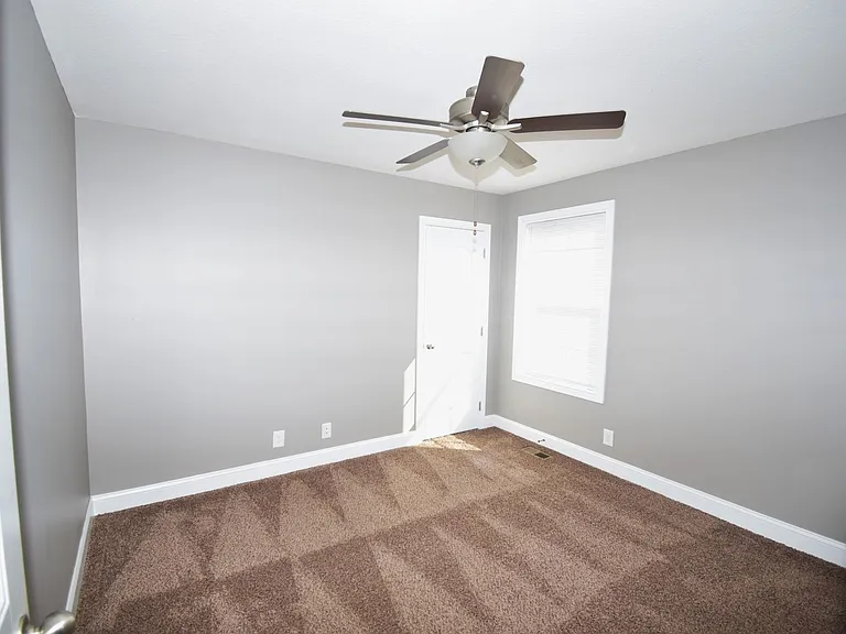 207 Geneva Ln — Photo 12