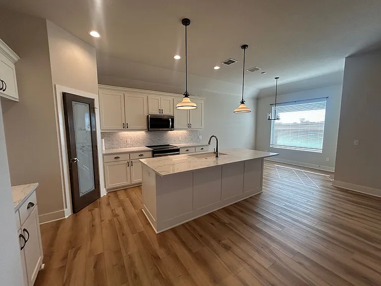 1713 Fabian Dr — Photo 4
