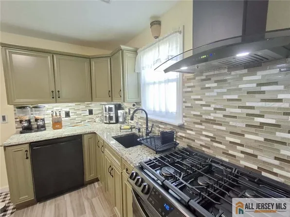 58 Lakewood Ave, Keansburg, NJ 07734