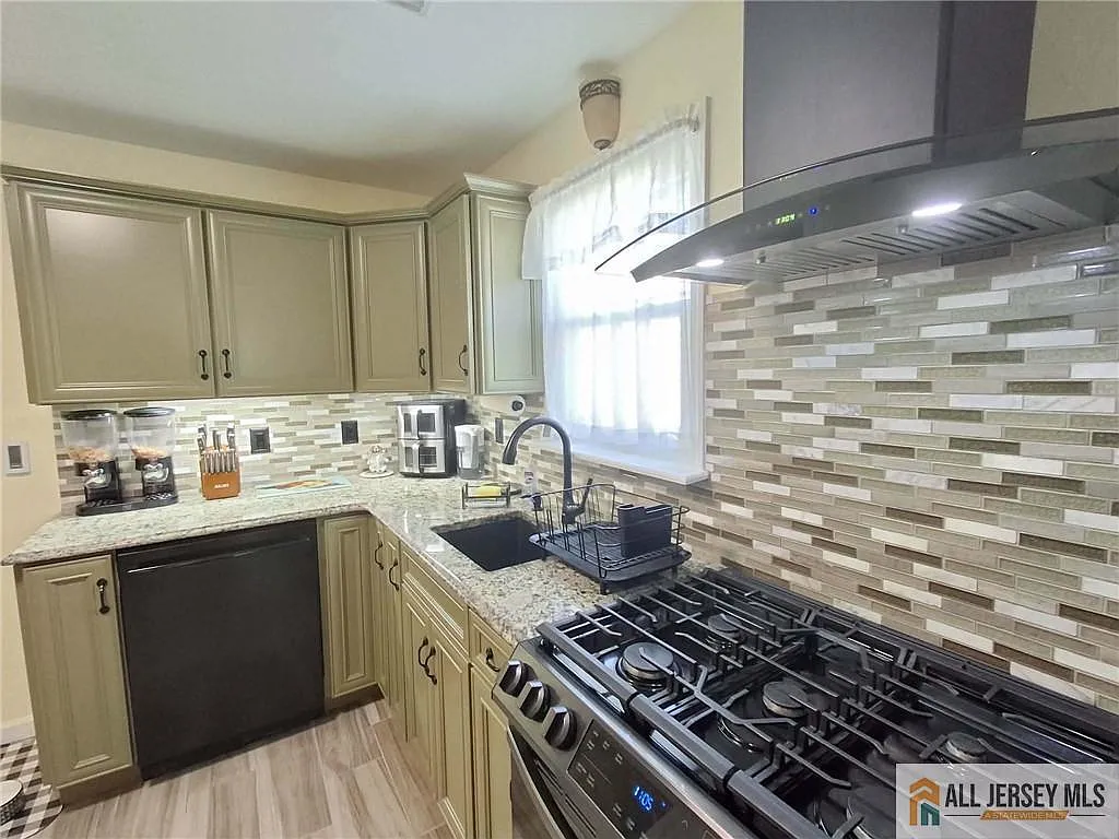 58 Lakewood Ave photo 1