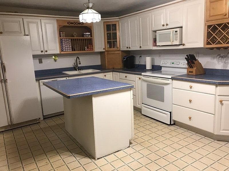2nd image of 707 E Main St