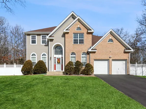 17 Independence Way, Miller Place, NY 11764