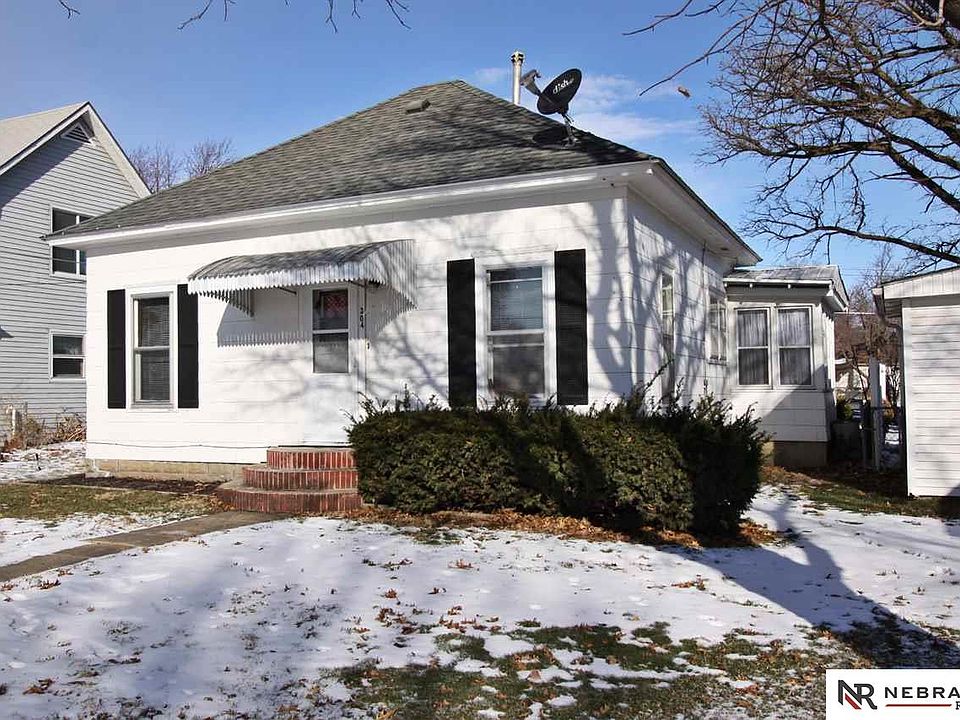 1st image of 304 W D St