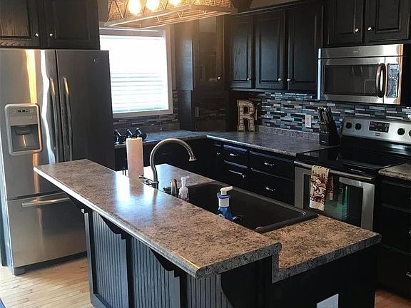 3rd image of 976 Sunny Valley Ln