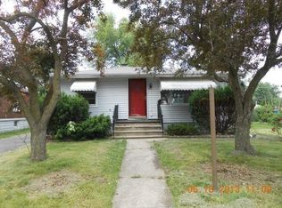 1615 Wilcox St, Crest Hill, IL 60403