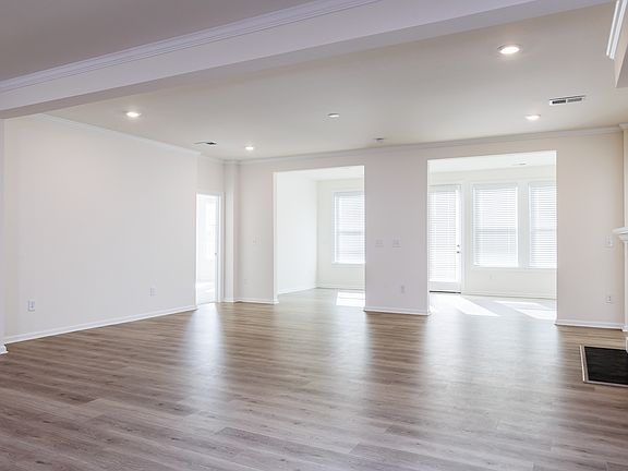 5th image of 404 Darter St