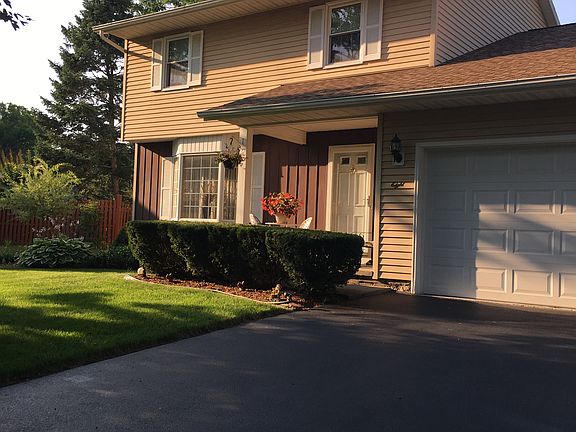3rd image of 8 Pines Ct