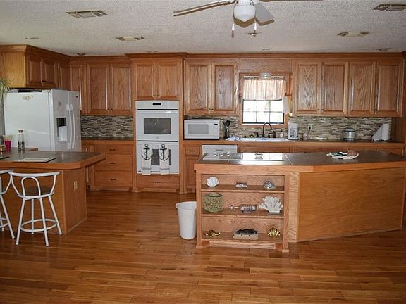 3rd image of 800 Lakeview Dr