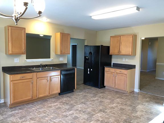Spacious kitchen has all appliances
