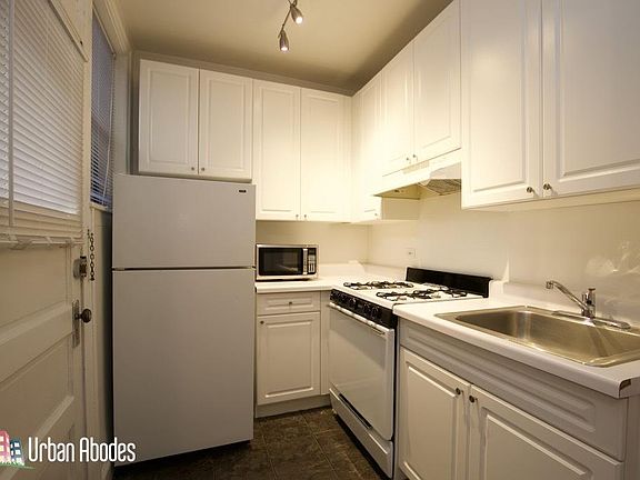 3rd image of 626 W Stratford Pl #2ME