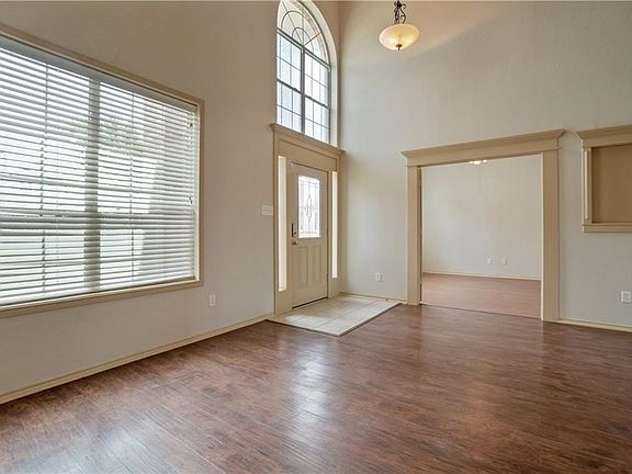 5th image of 5809 Robins Way