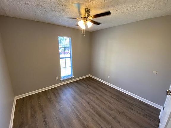 4th image of 2482 Redvers Ave