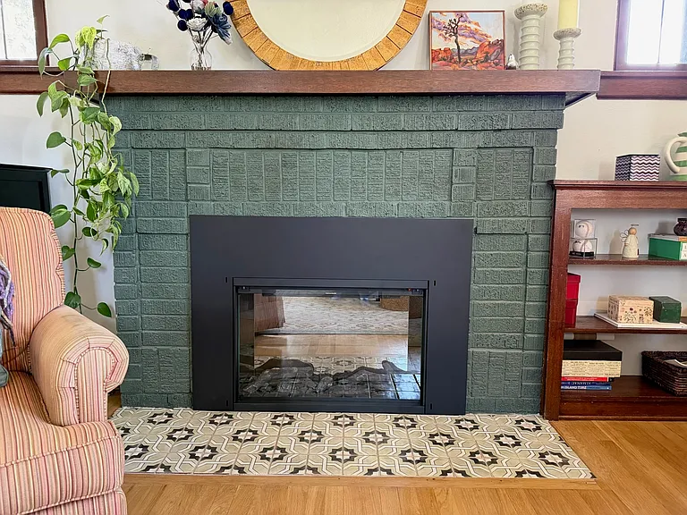 Electric fireplace with built-in bookshelf