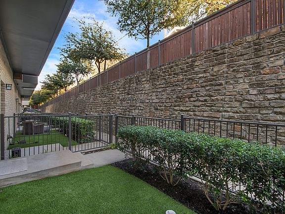 4th image of 5631 Belmont Ave #242