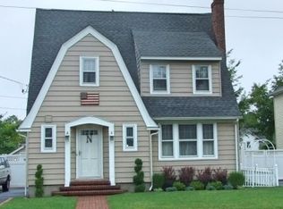 122 Staples St, Farmingdale, NY 11735