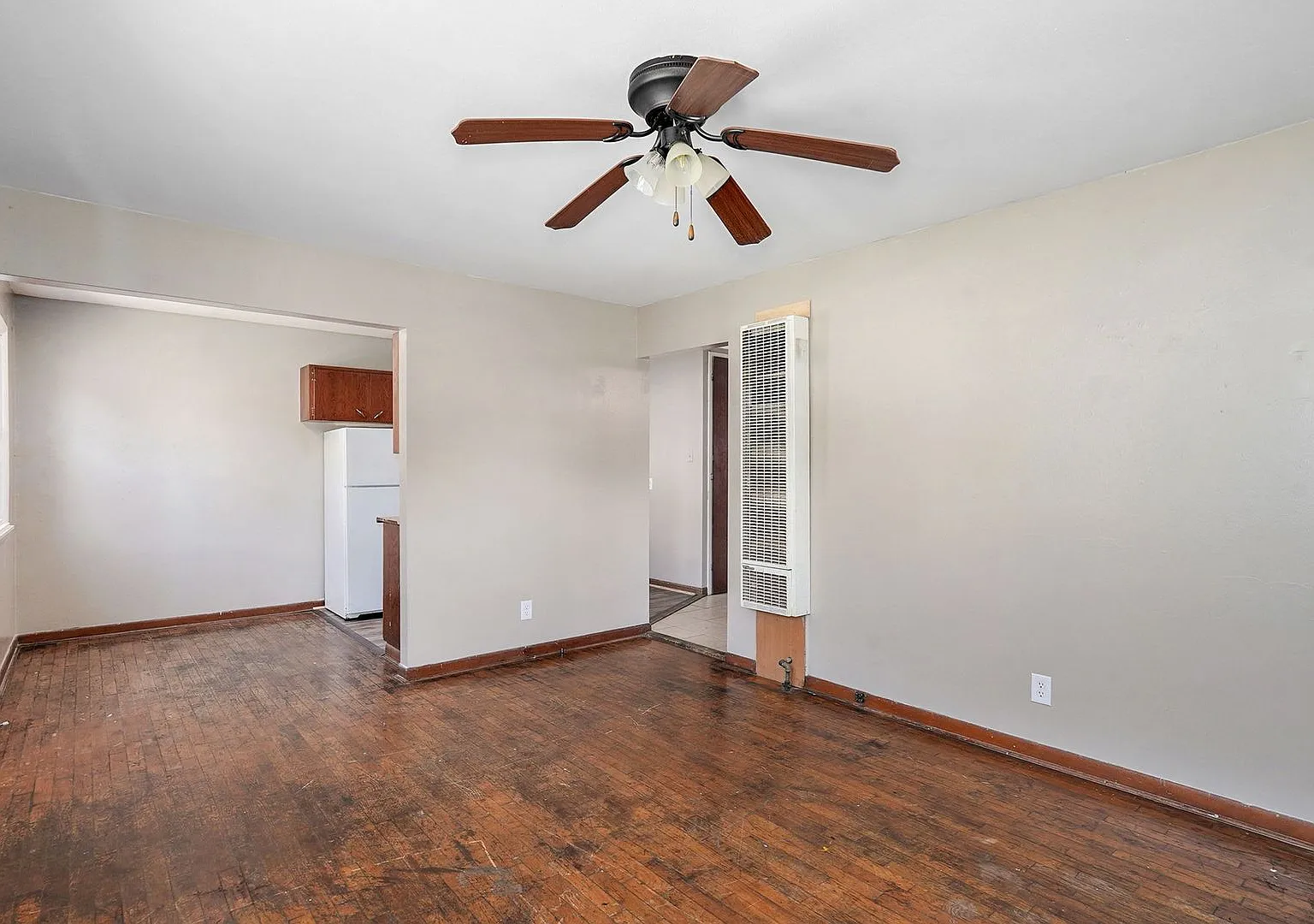 1 Bedroom | 1 Bathroom | House With Carport | Located On A Quiet Street| Lawn Care And Trash Incl... — Photo 4