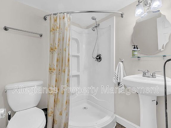 5th image of 525 E Alexandria Ave