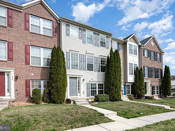 3rd image of 736 Wineberry Way