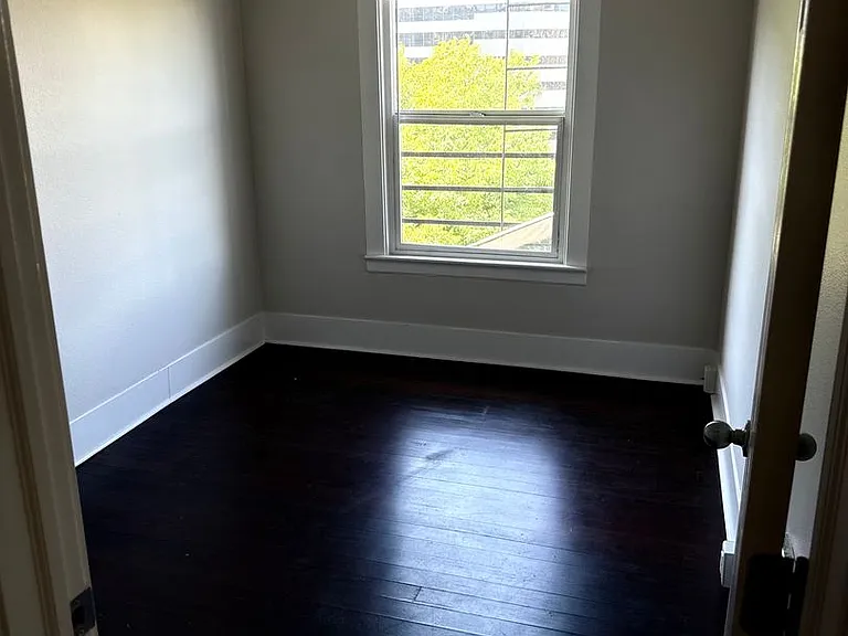 Great Location with Full Washer and Dryer in Unit and Full Kitchen! — Photo 20