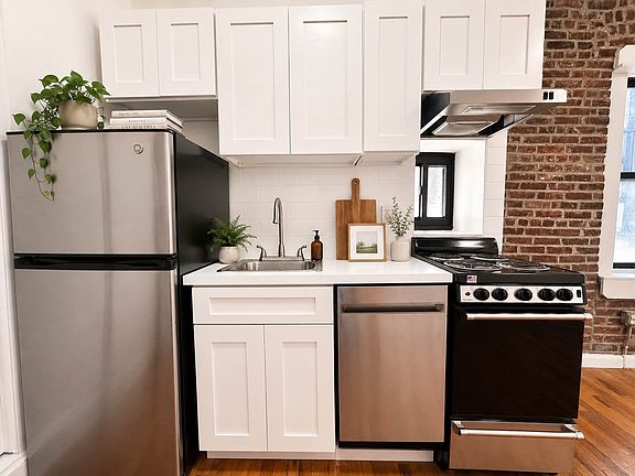 3rd image of 409 W 48th St APT 5FE