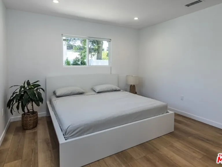 23028 Burbank Blvd — Photo 18
