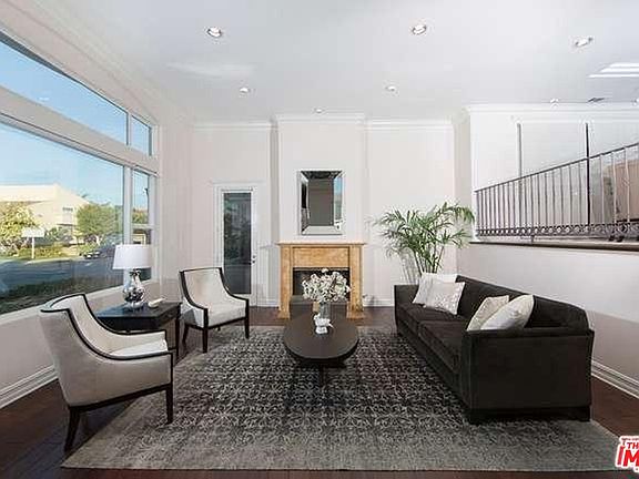 3rd image of 1946 S Barrington Ave #1