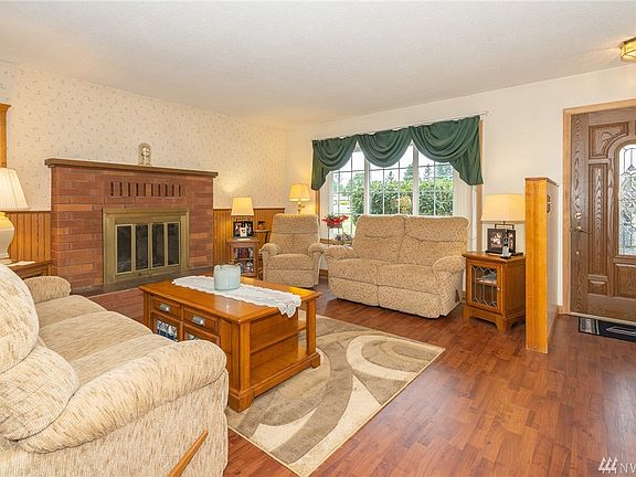 5th image of 812 3rd Ave NE