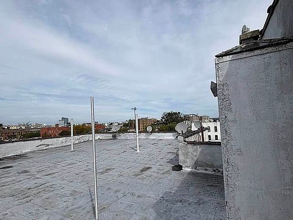 5th image of 2325 Foster Ave APT D1