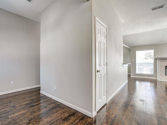4th image of 3900 Larkspur Dr