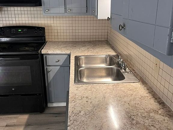 3rd image of 140 Hunters Ln APT C