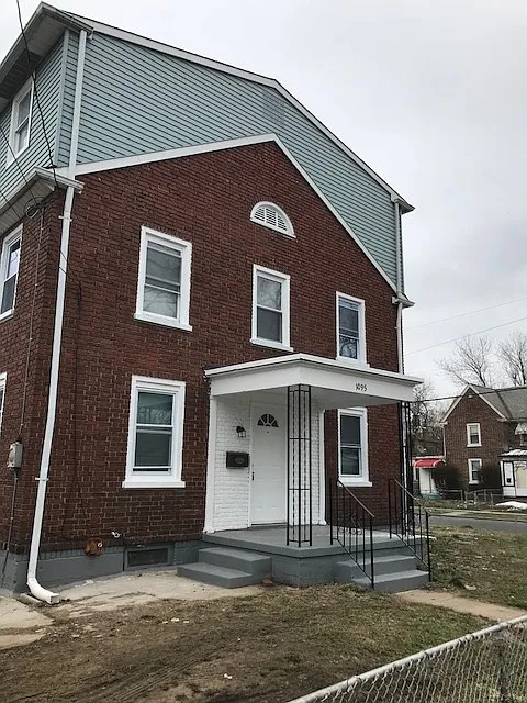 4 bed, 2.0 bath, $2,000 — Photo 1
