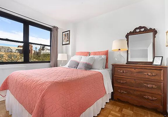 4th image of 210 E 15th St APT 7B