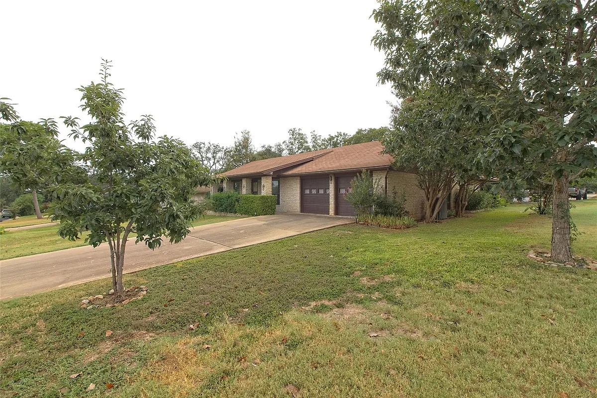 Building Photo - 400 Deepwood Dr
